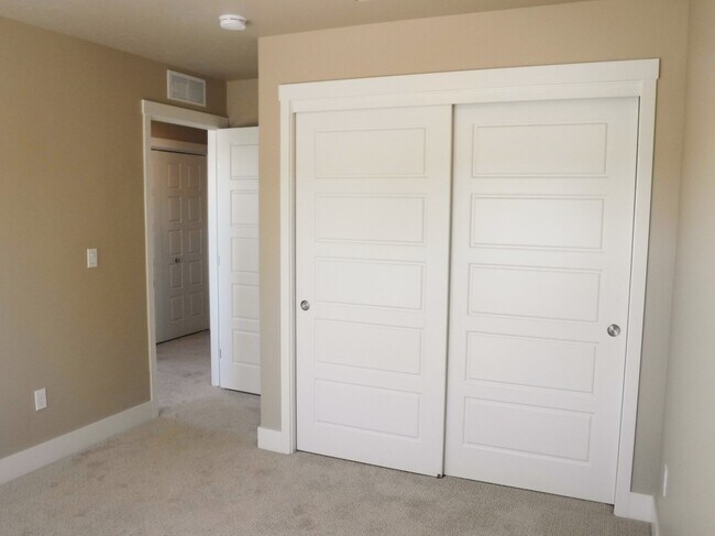 Building Photo - Chic artist-style lofts home with 3 bed 2.5 bath near Boise Greenbelt.