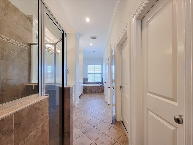 Building Photo - 2416 La Branch St