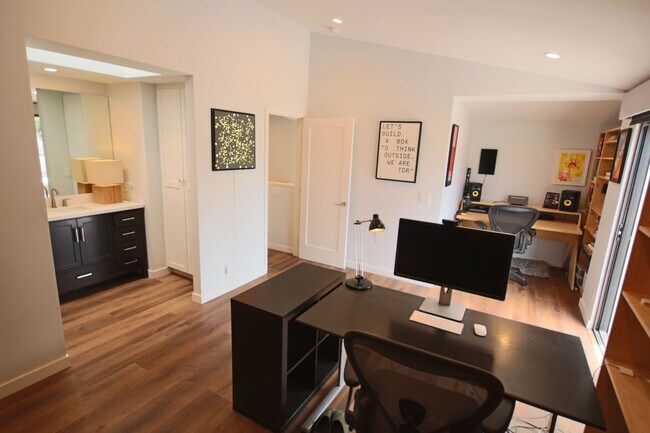 Building Photo - Furnished Recently Renovated Townhome