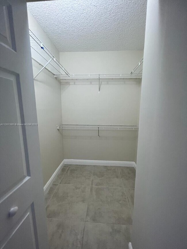 Building Photo - 2400 E Preserve Way