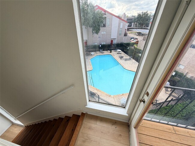 Building Photo - 10855 Meadowglen Ln