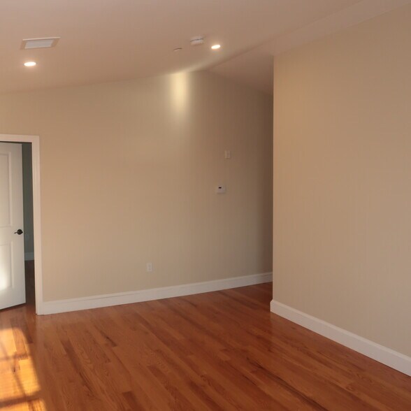 Building Photo - 32 Newhall St