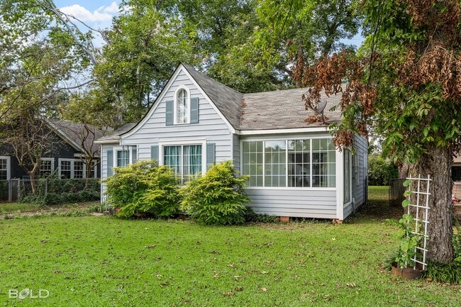 Building Photo - Check Out this 3 bed 2 bath!!