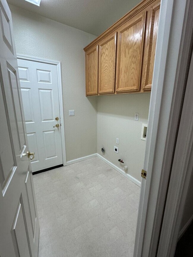 Building Photo - Charming 4 bedroom, 2 bathroom single fami...
