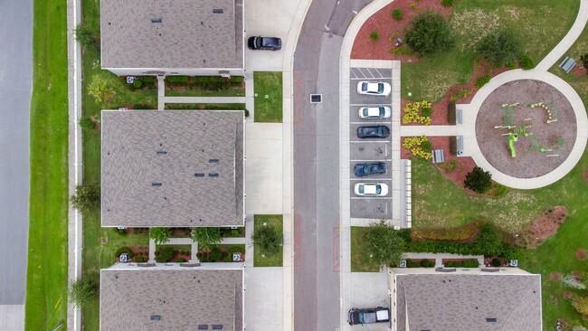 Building Photo - Spacious 3-Bdrm Townhome in Orlando's Gate...