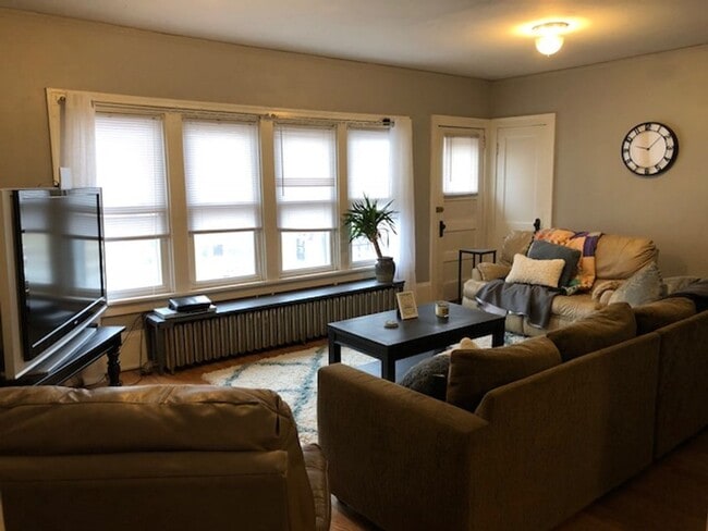 Primary Photo - 3358 N Downer Ave