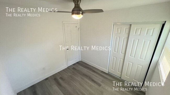 Building Photo - 2530 N Palm Dr