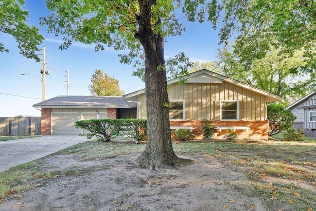 Building Photo - Coming available in February!