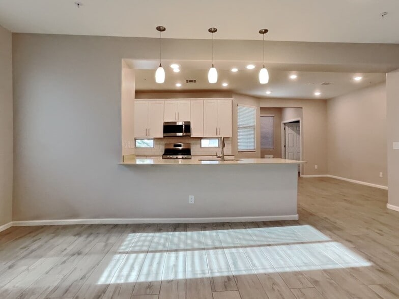 Building Photo - 21266 W Wilshire Dr