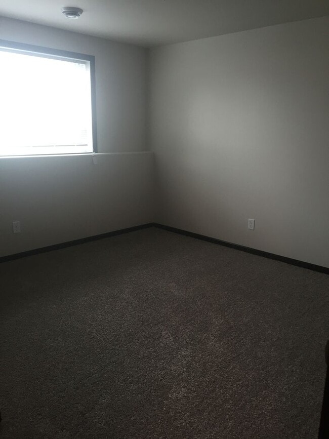 Building Photo - Eaglewood 3 Bedroom/ 2 Bathroom Twinhome