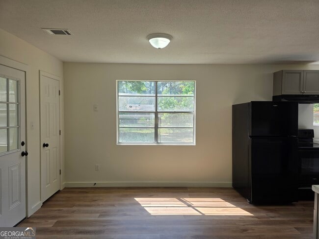 Building Photo - 309 E 3rd St