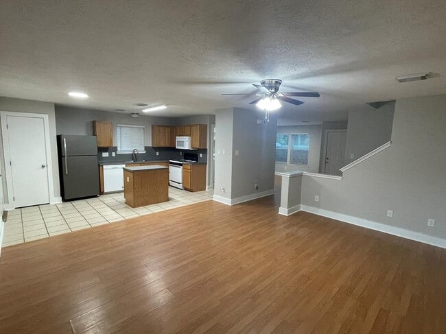 Building Photo - 906 Yacht Ct