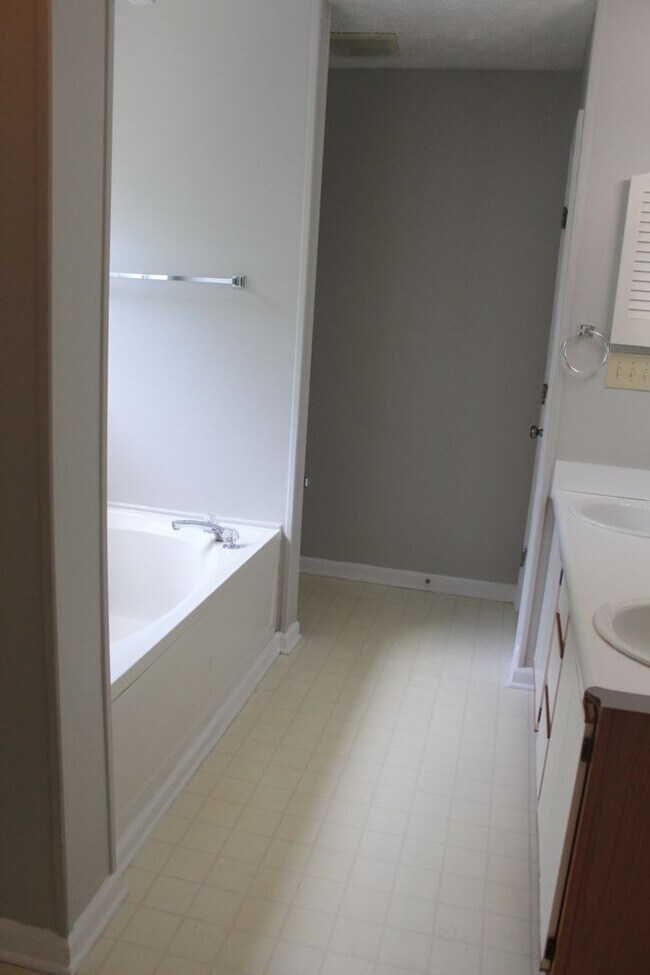 Building Photo - 325-8 Waterdown Drive