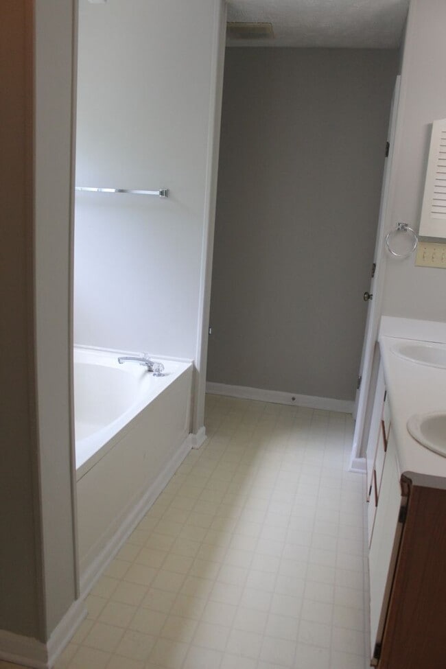 Building Photo - 325 Waterdown Dr