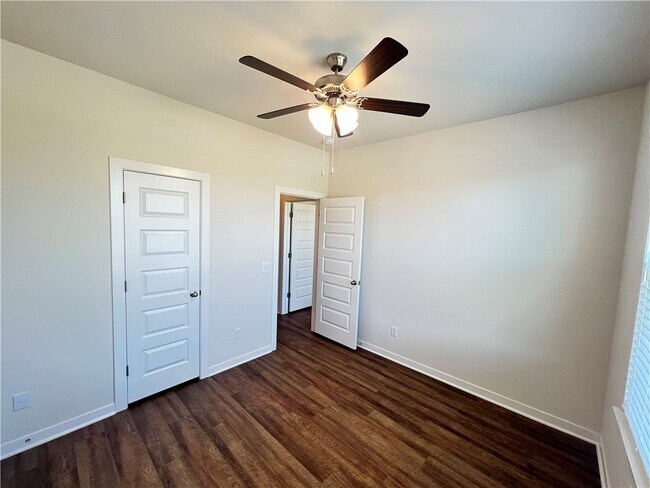 Building Photo - 522 W Branta St