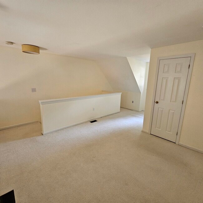 Building Photo - 8 Balmoral Dr