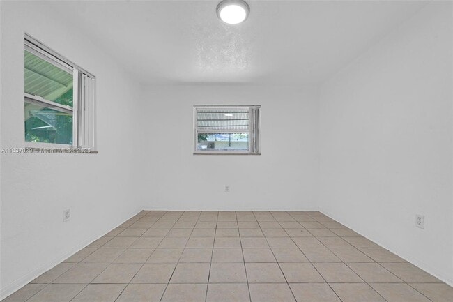 Building Photo - 2435 Plunkett St