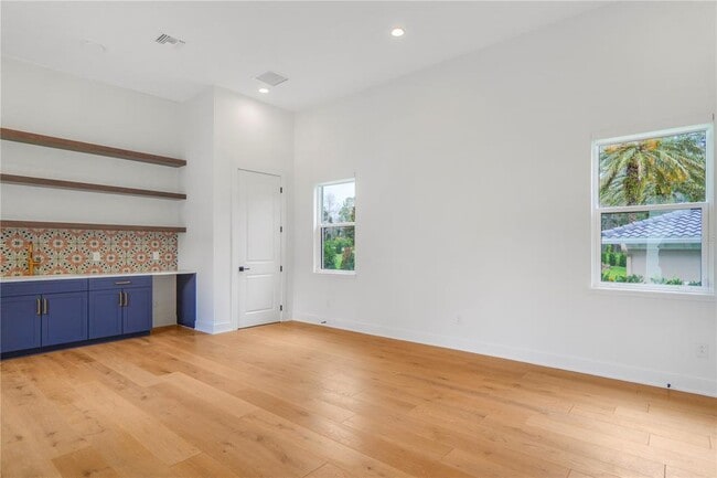 Building Photo - 15023 Pendio Dr