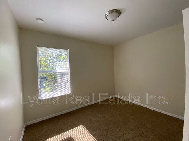 Building Photo - 539 Alexia Ave S