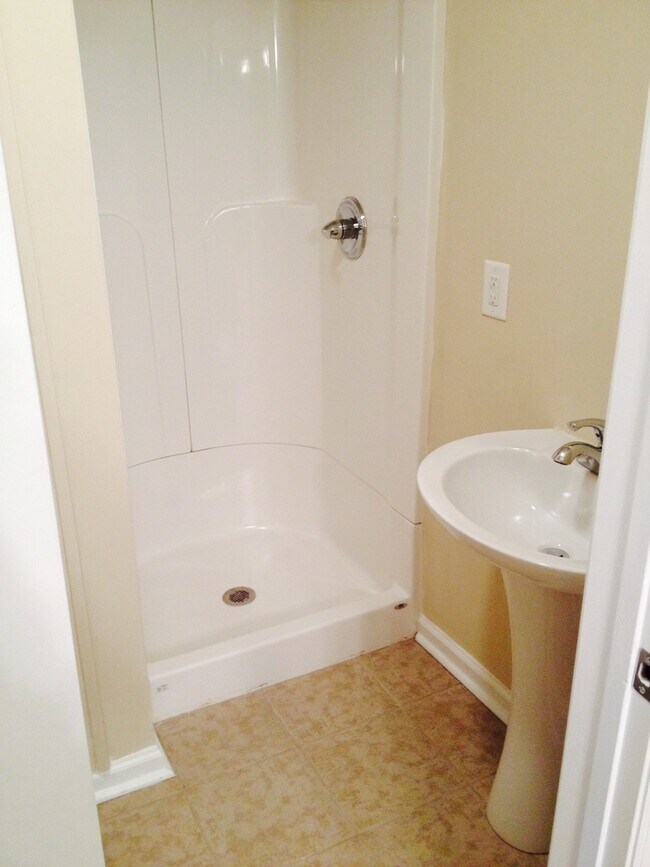 Building Photo - 3 Bedroom 2 Bathroom JUST RENOVATED Lawncare Included/Granite Countertops