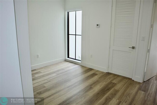 Building Photo - 4224 NE 7th Terrace