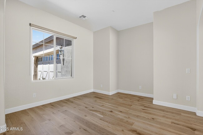 Building Photo - 10997 N 137th St