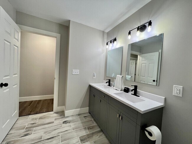 Building Photo - Quaint 4 Bedroom furnished Ranch Home in Mason Ohio