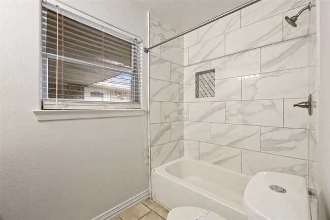Building Photo - 1503 Leneva Ln