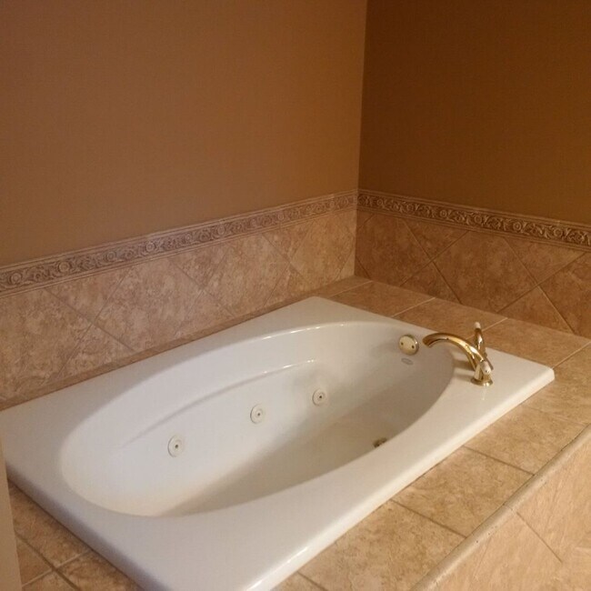 Building Photo - Beautiful 4 Bedroom 2 and 1/2 bath home in...