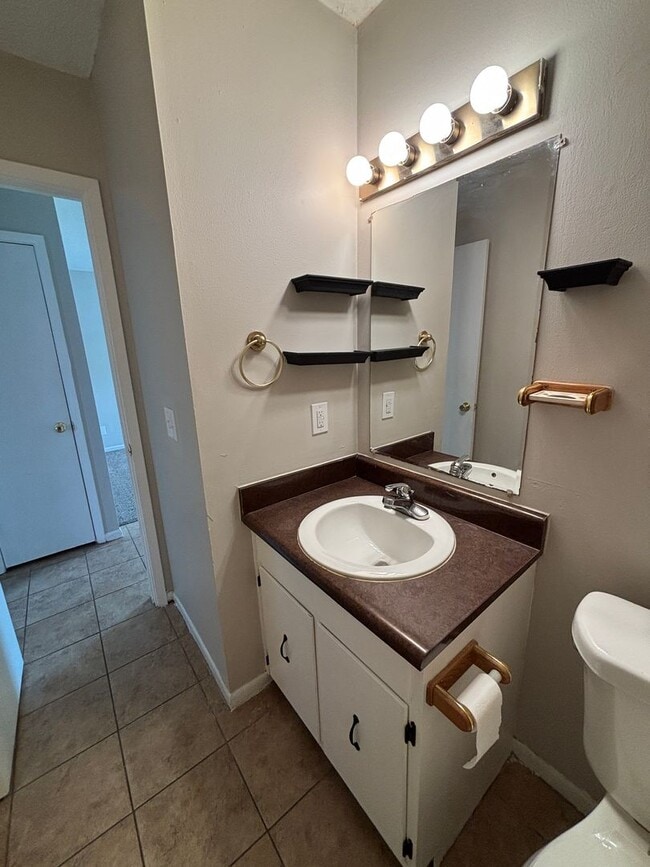 Building Photo - 2701 E 8th Ct