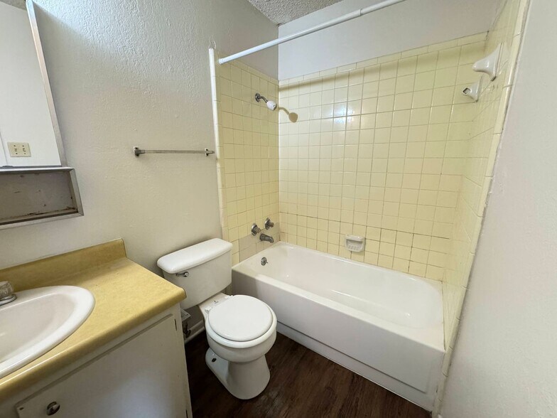 Building Photo - 4306 Lake Rd