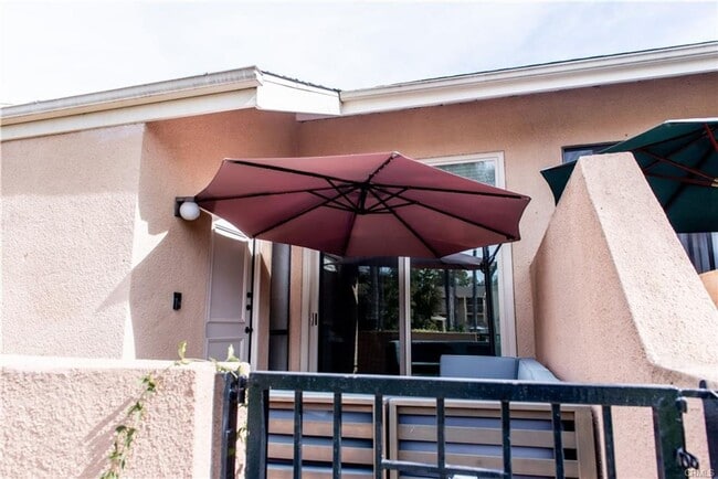 Building Photo - Great Townhouse