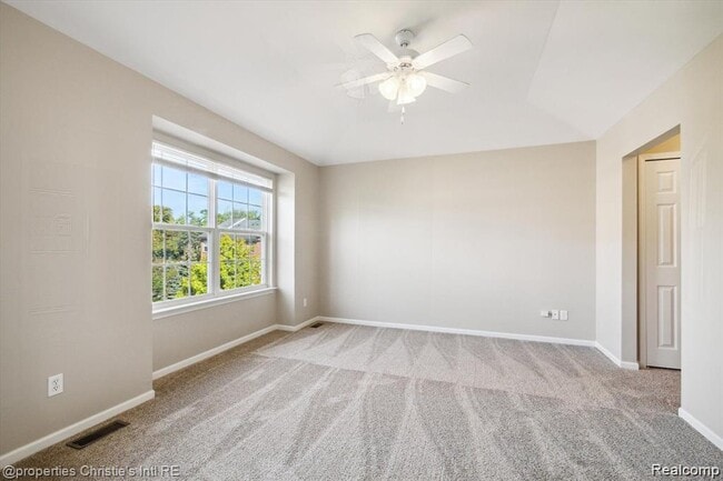 Building Photo - 22021 Parkview Dr