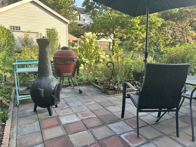 Building Photo - 248 Mansion St