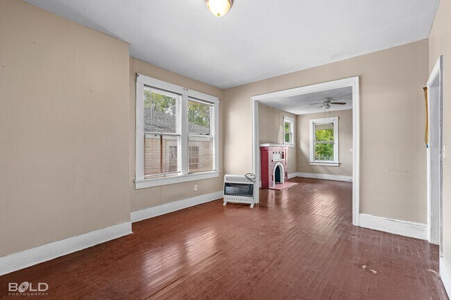 Building Photo - 315 Robinson Pl