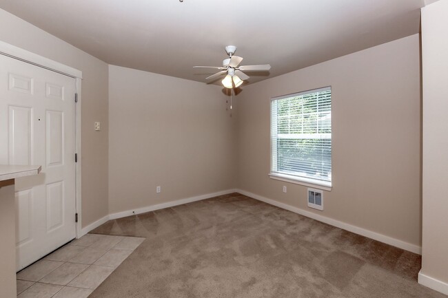 Building Photo - Low Maintenance 3 Bedroom Condo