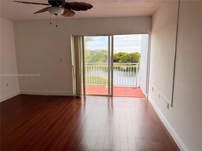 Building Photo - 9357 Fontainebleau Blvd