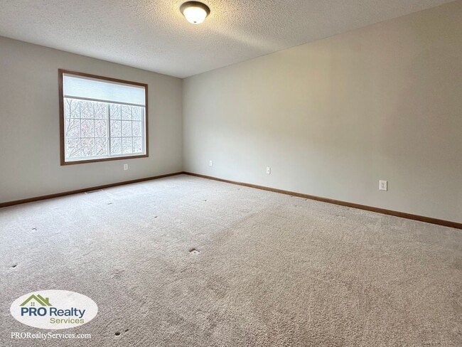 Building Photo - 2 Bedroom Updated Townhome