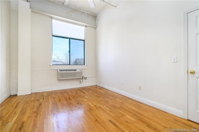 Building Photo - 390 Charles St