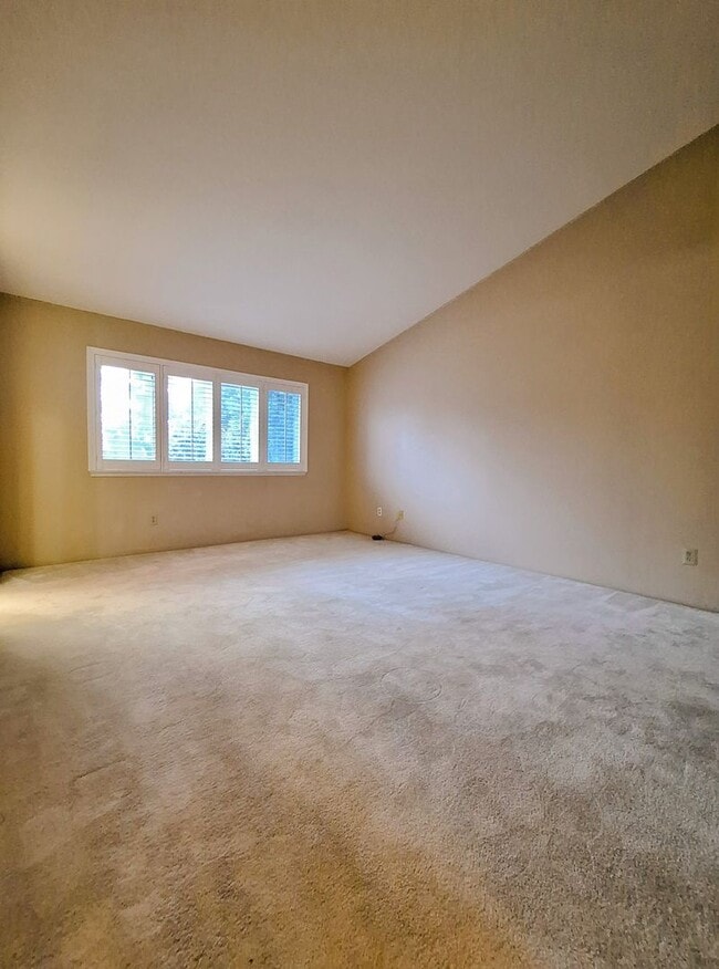 Building Photo - Large 2-story 2 Bedroom Townhouse w/Garage...