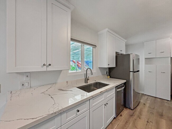 Building Photo - Beautiful 5BD/3BA House Near SDSU W/ W/D, ...