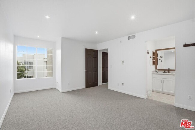 Building Photo - 5530 Owensmouth Ave