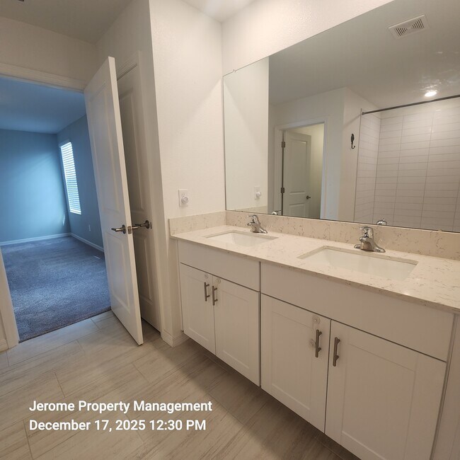 Building Photo - 2546 Leonia Ln