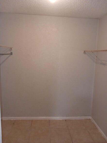 Building Photo - 6415 Sable Woods Dr E