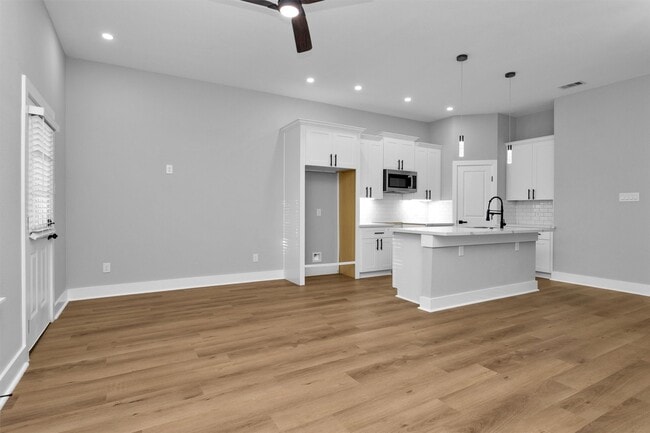 Building Photo - 6918A Dumble St