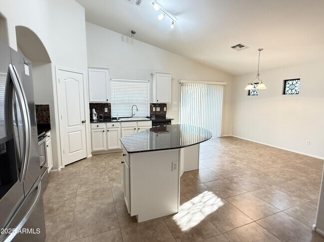 Building Photo - 605 E Nancy Ave