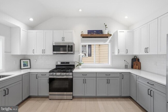 Building Photo - 2211 Franklin St NE