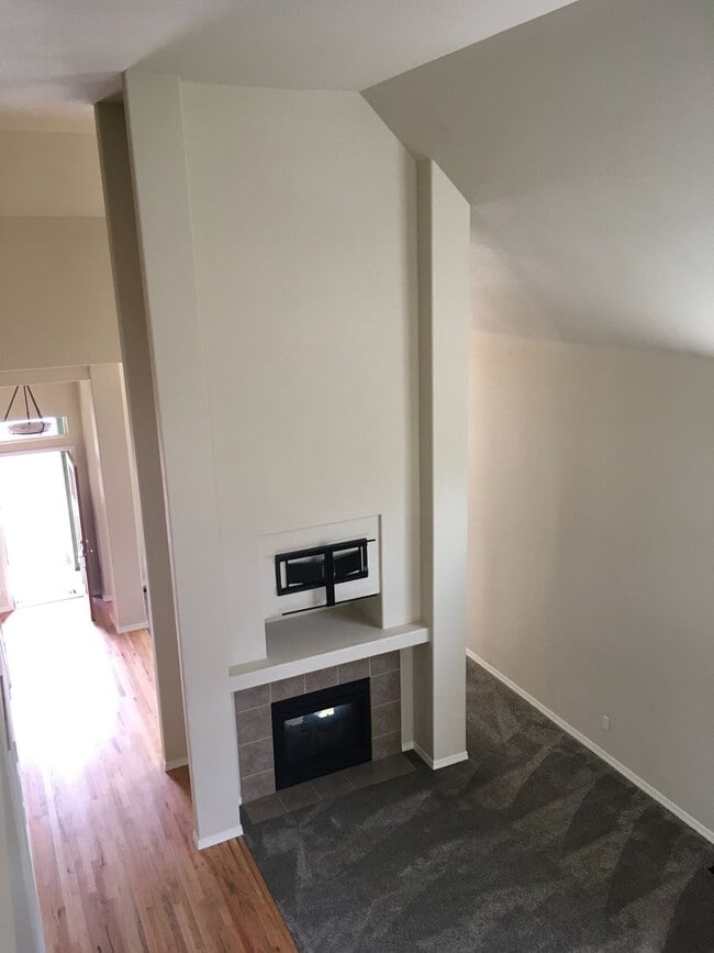 Building Photo - Gorgeous River Canyon Community Home!
