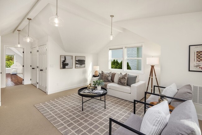 Building Photo - 5bd/2.75ba Bellevue Home