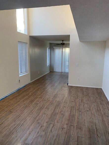 Living Room - 662 Woodcrest Dr
